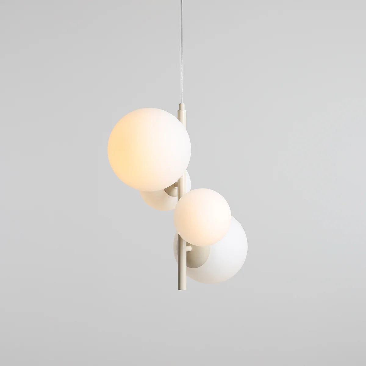 Produktbillede af Dizzy Loftlampe i cremefarvet metal og hvidt glas på tilbud i høj kvalitet