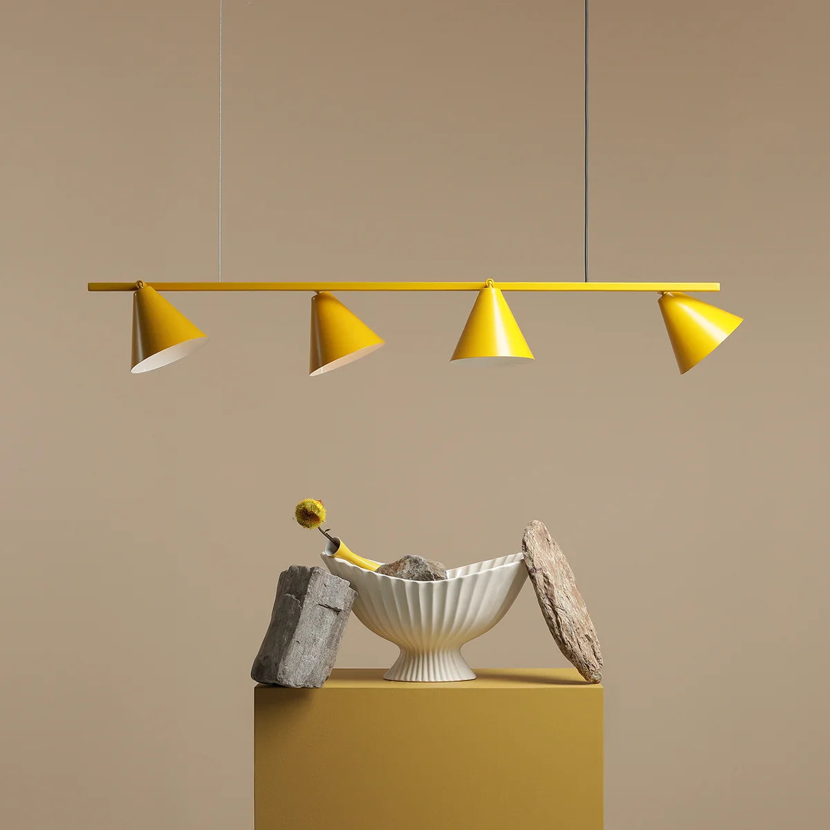 Produktbillede af Frigg Loftlampe i sennepsgul metal på tilbud i høj kvalitet