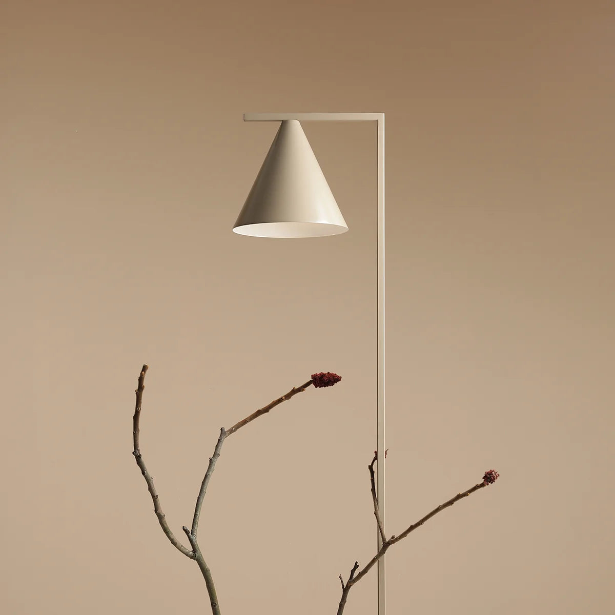 Produktbillede af Frigg- Gulvlampe i beige metal på tilbud i høj kvalitet