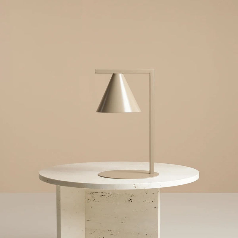 Frigg Bordlampe i beige metal på udsalg! Billig fragt & hurtig levering (1-2 hverdage). Spar op til 63% på tilbud fra 3-nordic. Køb nu!