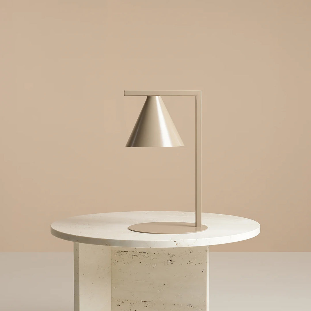 Produktbillede af Frigg- Bordlampe i beige metal på tilbud i høj kvalitet