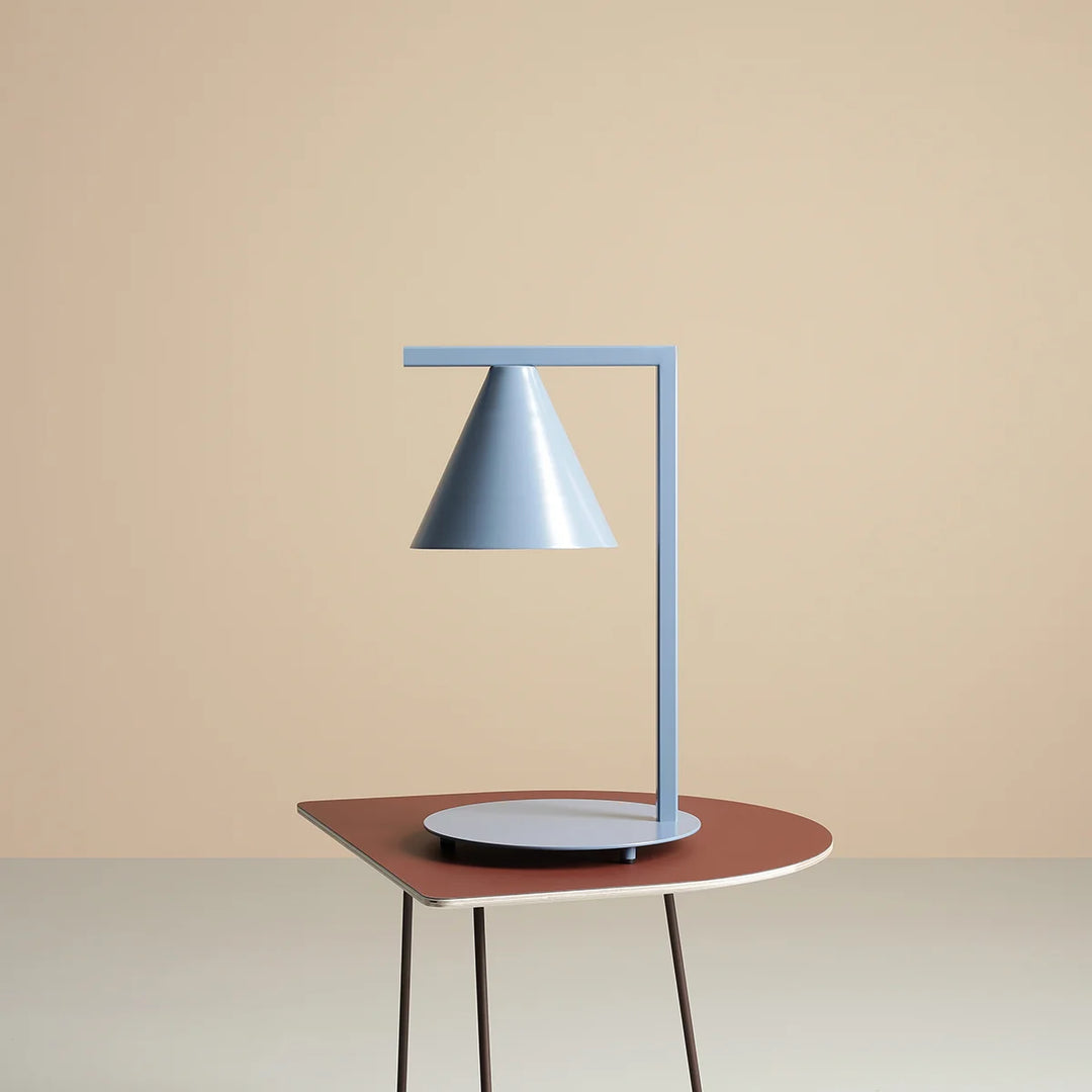 Produktbillede af Frigg- Bordlampe i støvet blå metal på tilbud i høj kvalitet