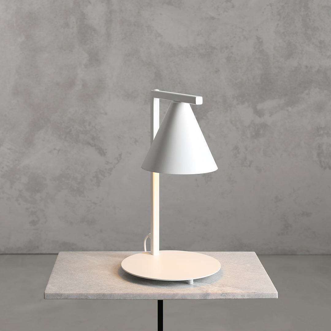 Produktbillede af Frigg- Bordlampe i hvid metal på tilbud i høj kvalitet