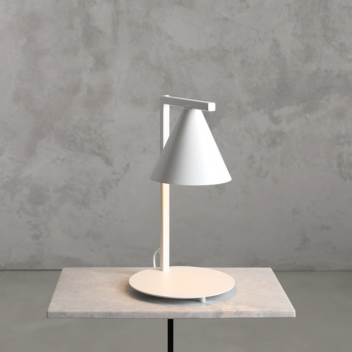 Produktbillede af Frigg- Bordlampe i hvid metal på tilbud i høj kvalitet