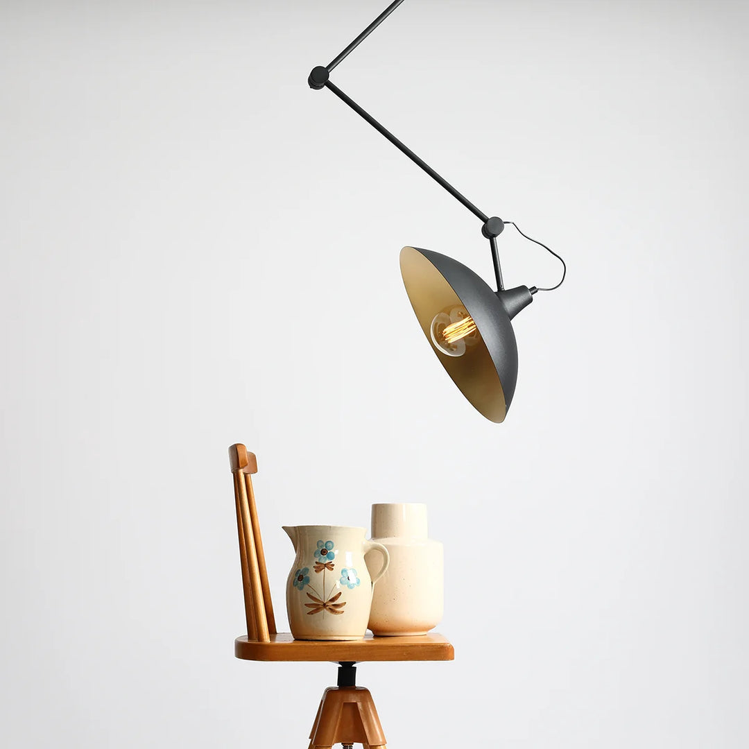 Produktbillede af Mejlby Loftlampe i sort metal og guldfarvet indlæg på tilbud i høj kvalitet