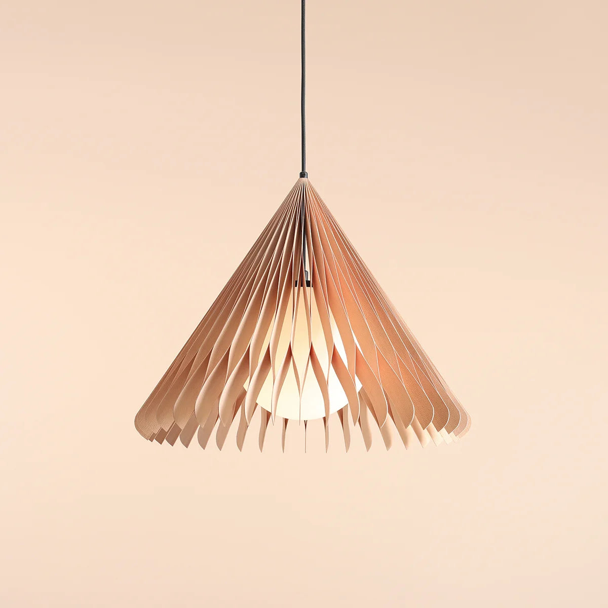 Produktbillede af Nightfall Pendel i bøgetræ og hvidt glas diameter 48 cm. på tilbud i høj kvalitet