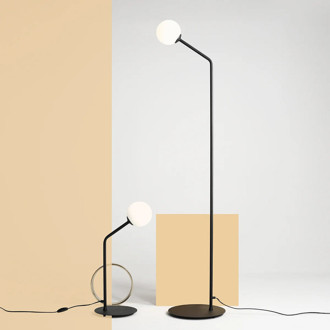 Produktbillede af Limelight Gulvlampe i sort metal og hvidt glas på tilbud i høj kvalitet