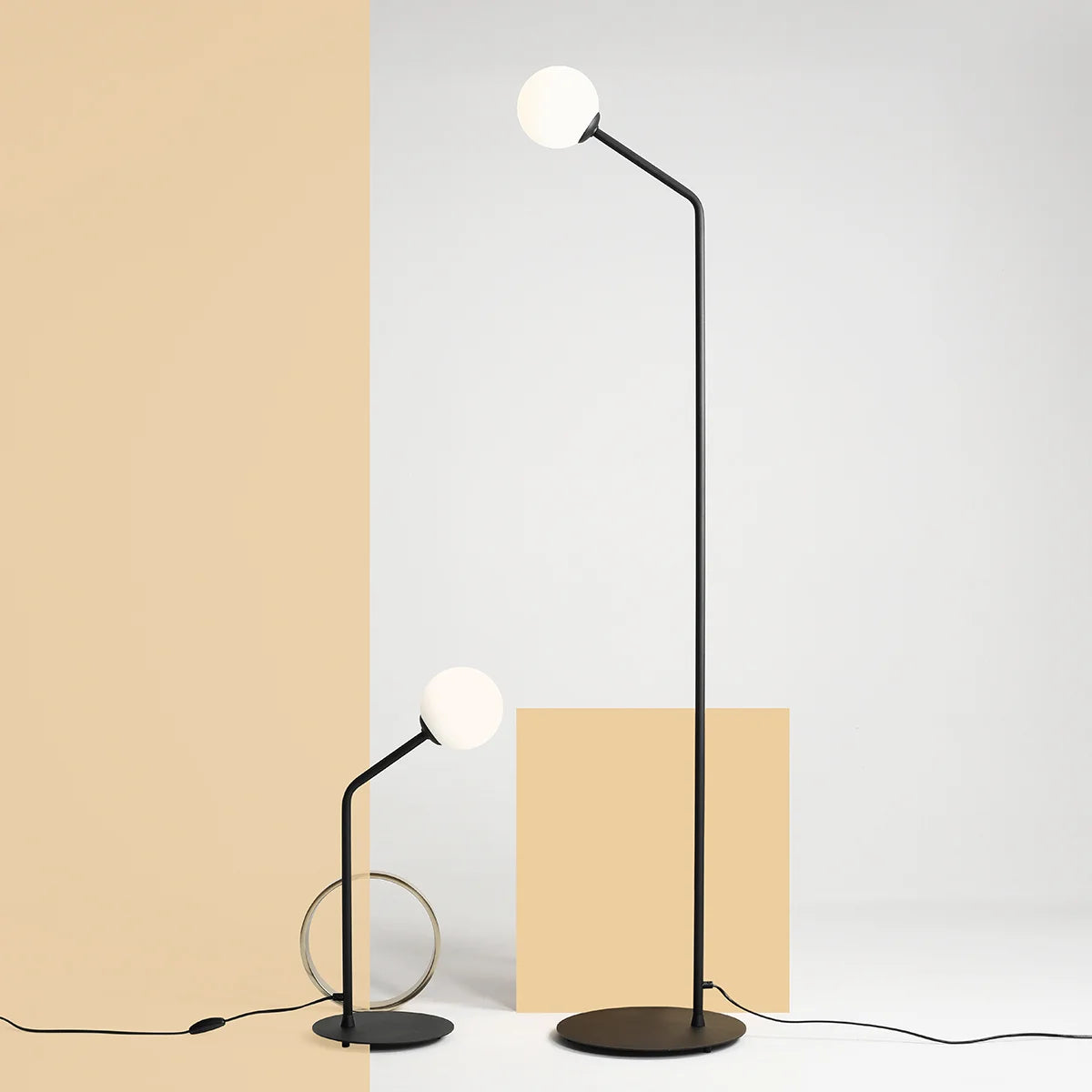 Produktbillede af Limelight Gulvlampe i sort metal og hvidt glas på tilbud i høj kvalitet