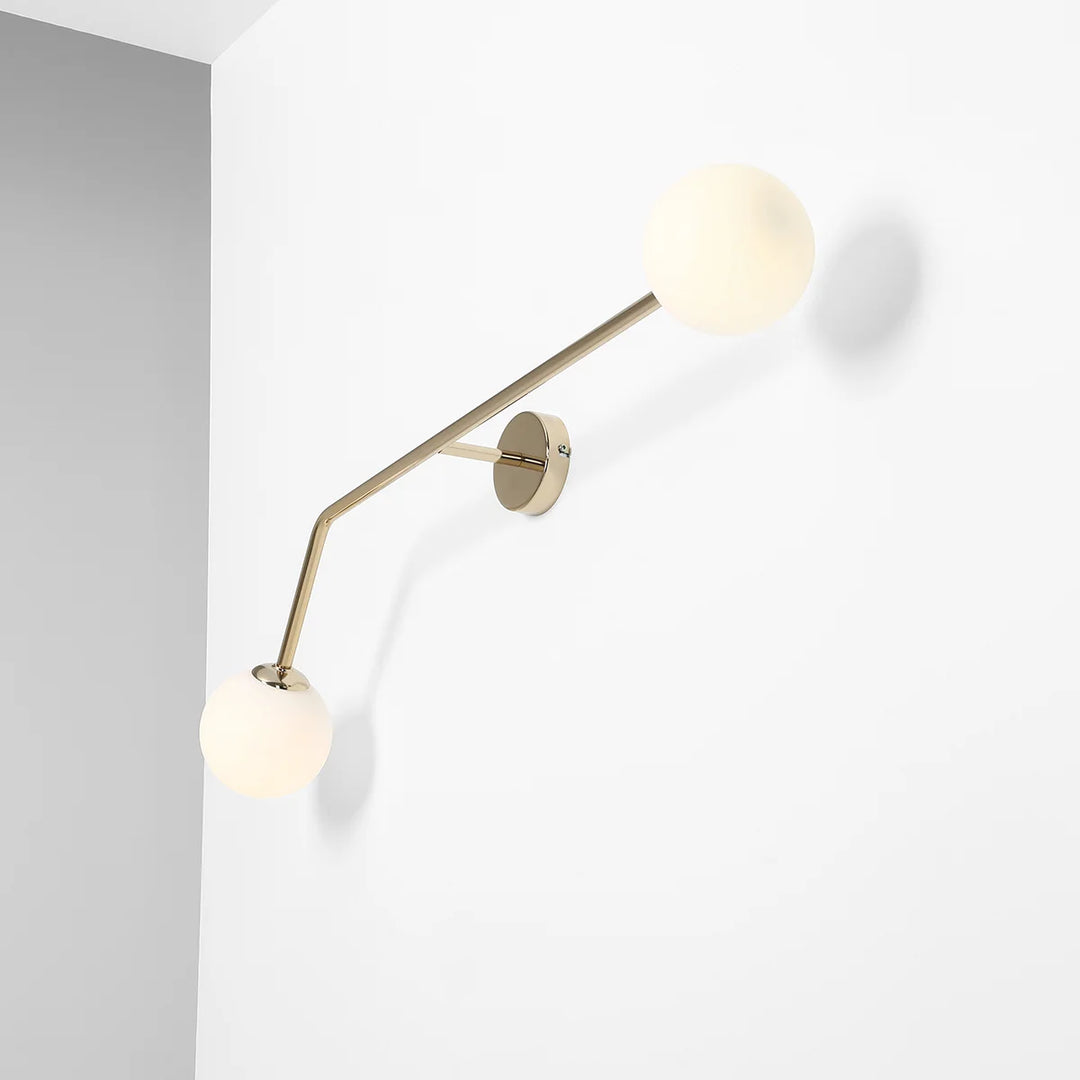 Produktbillede af Limelight Væglampe i guldfarvet metal og hvidt glas bredde 97 cm på tilbud i høj kvalitet