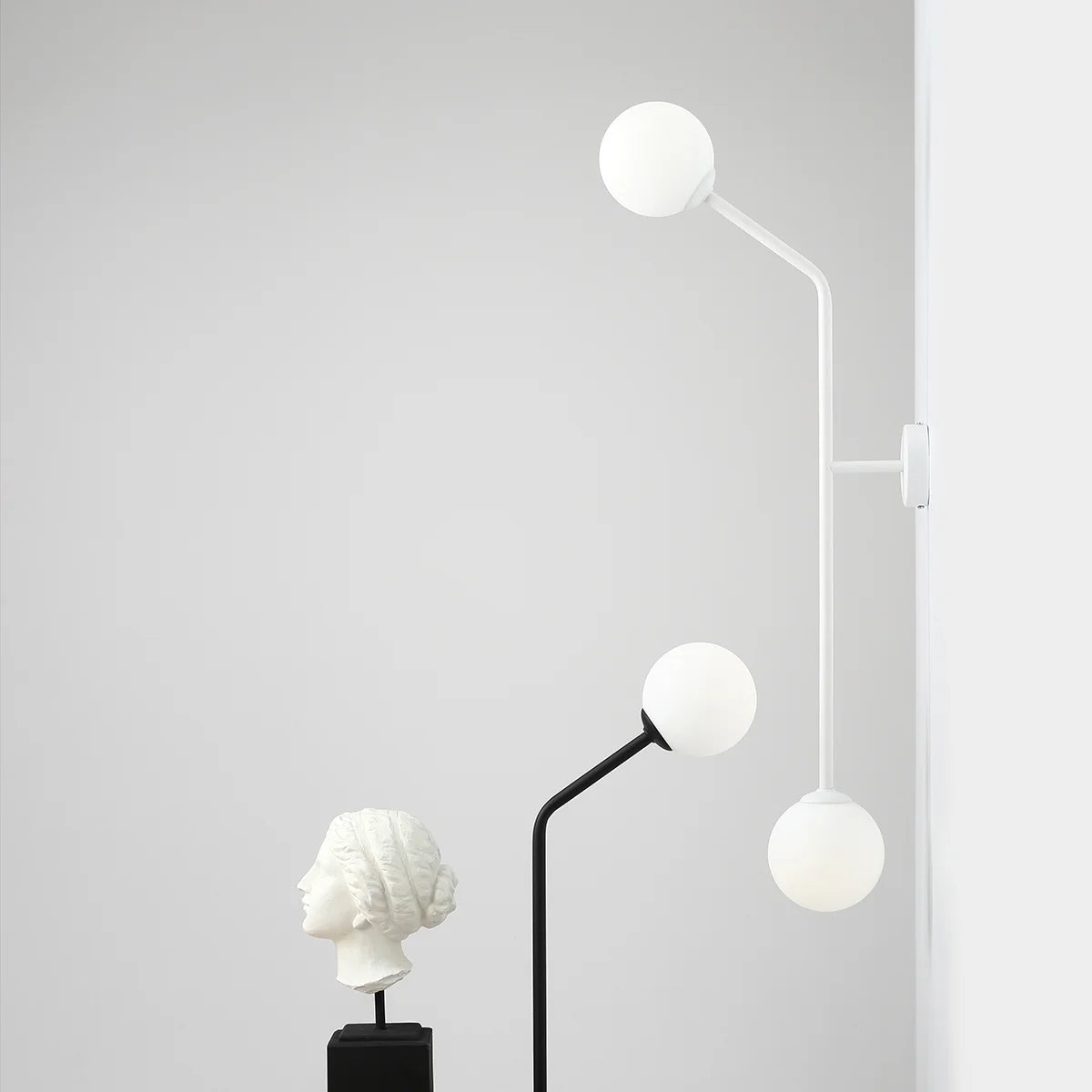 Produktbillede af Limelight Væglampe i hvidt metal og hvidt glas højde 99 cm på tilbud i høj kvalitet