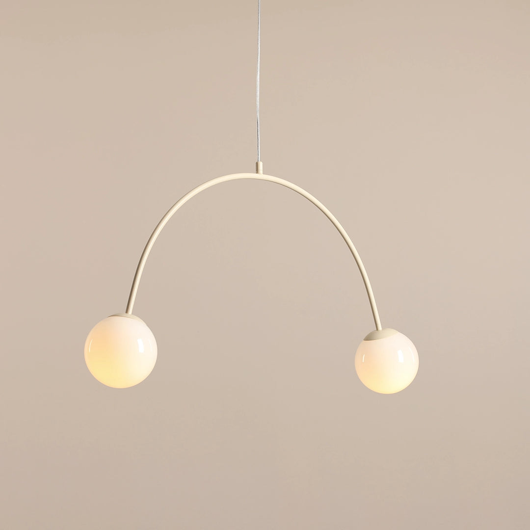 Produktbillede af Twiggy Loftlampe i cremefarvet metal og 2 hvide glaskupler bredde 84 cm. på tilbud i høj kvalitet