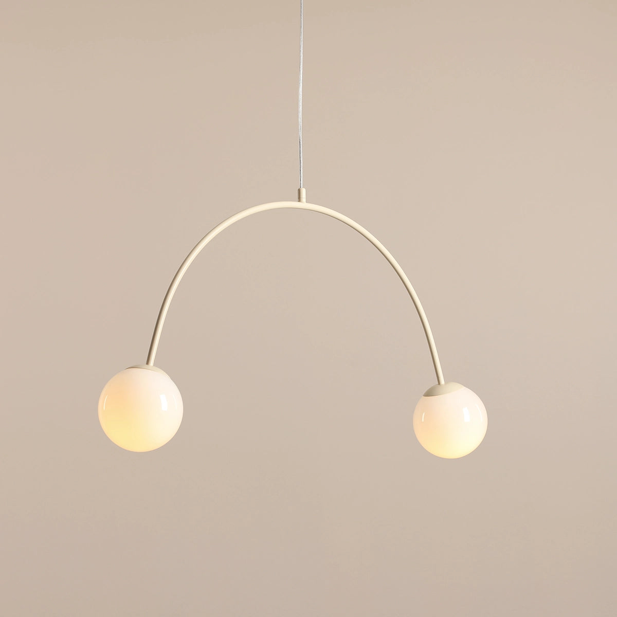 Produktbillede af Twiggy Loftlampe i cremefarvet metal og 2 hvide glaskupler bredde 84 cm. på tilbud i høj kvalitet