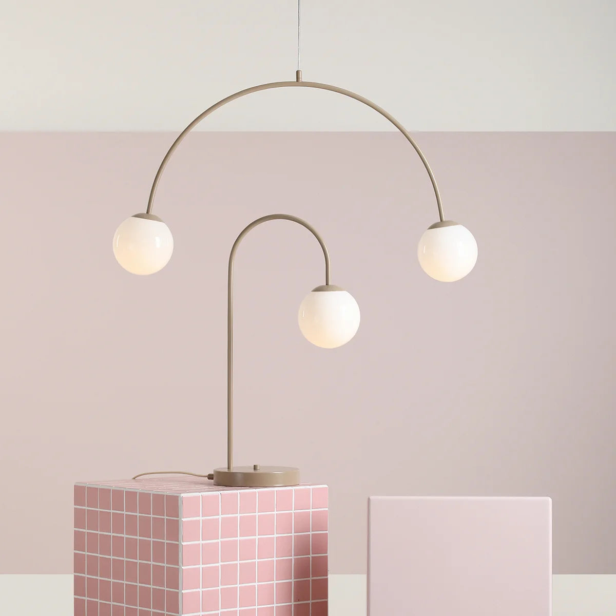 Produktbillede af Twiggy Loftlampe i beigefarvet metal og 2 hvide glaskupler bredde 84 cm. på tilbud i høj kvalitet