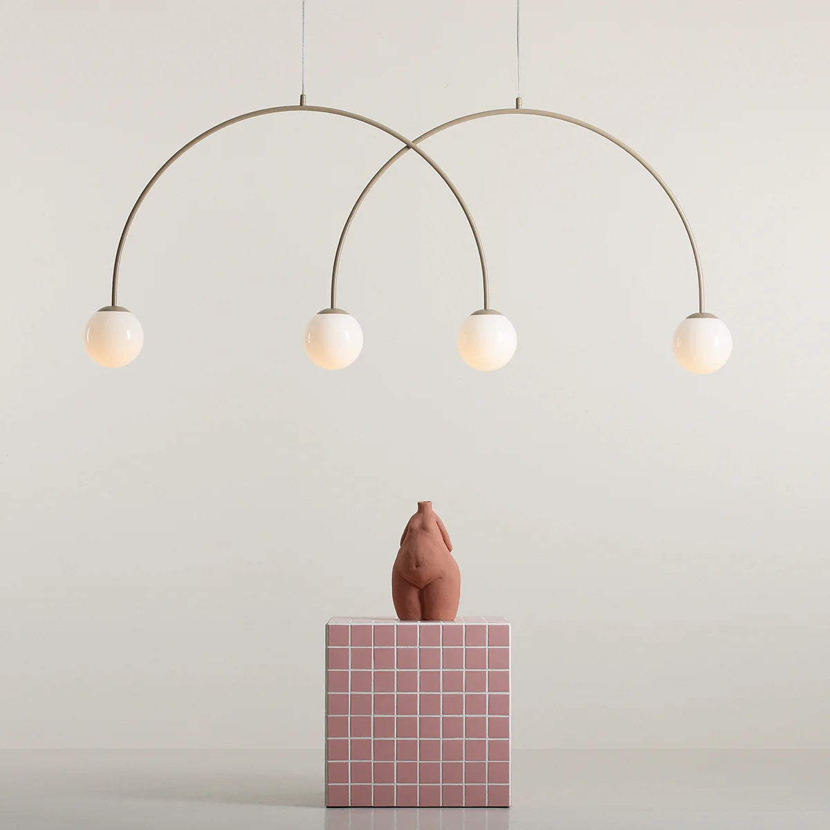 Produktbillede af Twiggy Loftlampe i beige farvet metal og 4 hvide glaskupler bredde 149 cm. på tilbud i høj kvalitet