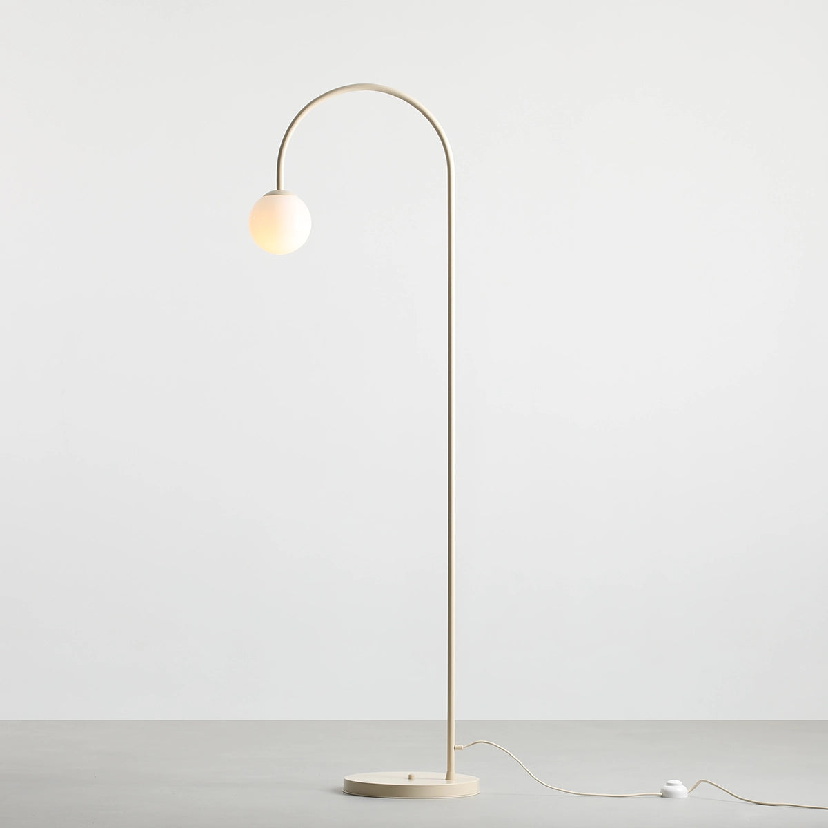 Produktbillede af Twiggy Gulvlampe i cremefarvet metal og hvidt glas på tilbud i høj kvalitet