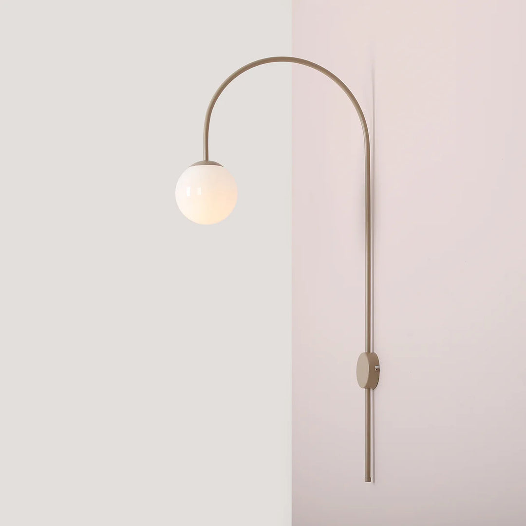 Produktbillede af Twiggy Væglampe i beige farvet metal og hvidt glas på tilbud i høj kvalitet