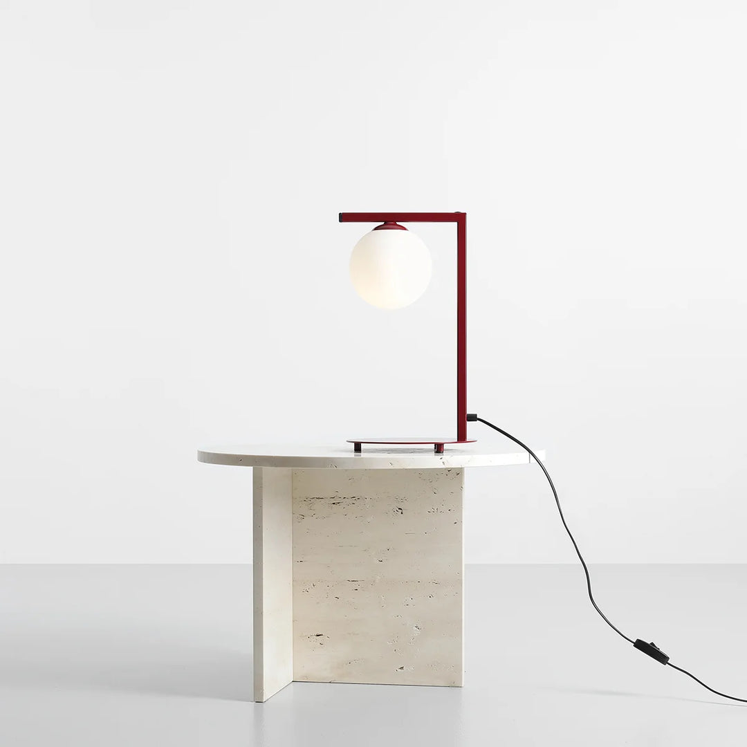 Produktbillede af Moma Bordlampe i vinrød metal og hvidt glas på tilbud i høj kvalitet