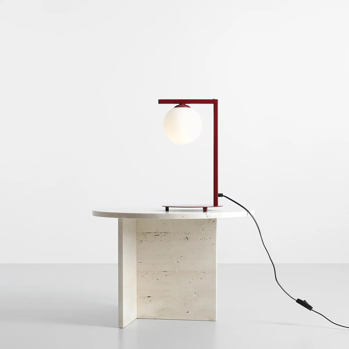 Produktbillede af Moma Bordlampe i vinrød metal og hvidt glas på tilbud i høj kvalitet