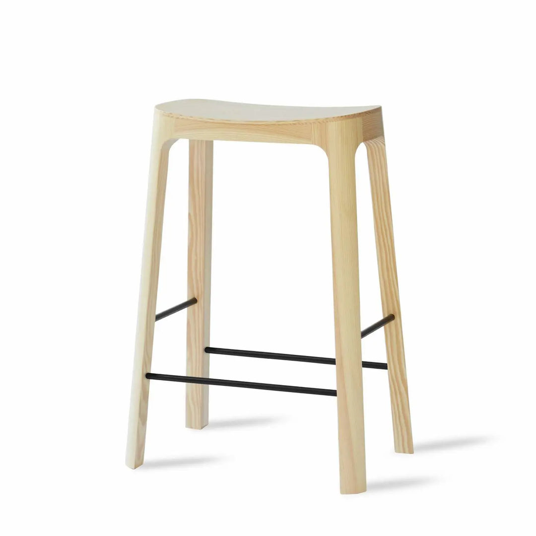 Produktbillede af PLEASE WAIT TO BE SEATED CROFTON SKAMMEL NATURLIGT FYRTRÆ SH65 i premium kvalitet