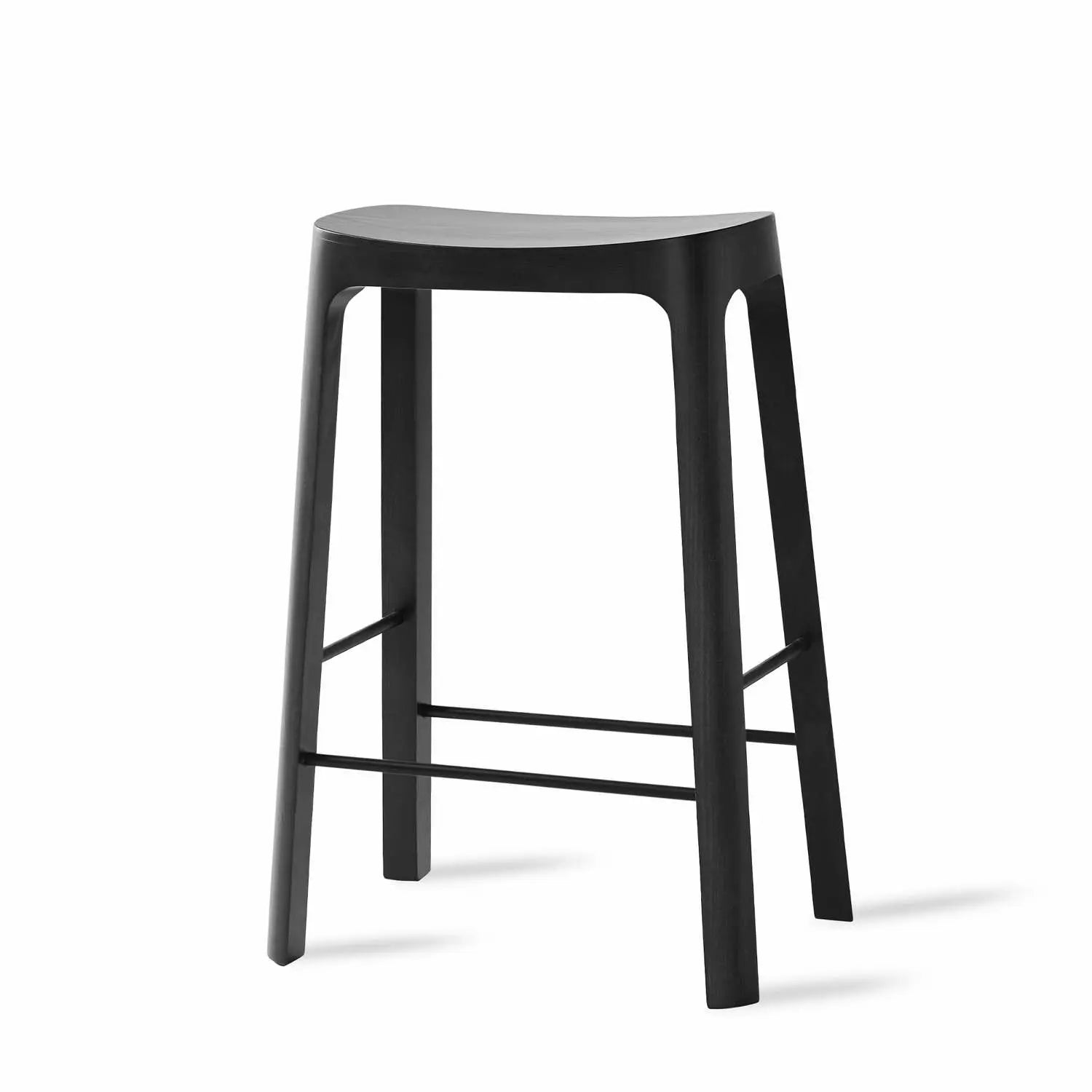 Produktbillede af PLEASE WAIT TO BE SEATED CROFTON SKAMMEL SORT FYRTRÆ SH65 i premium kvalitet