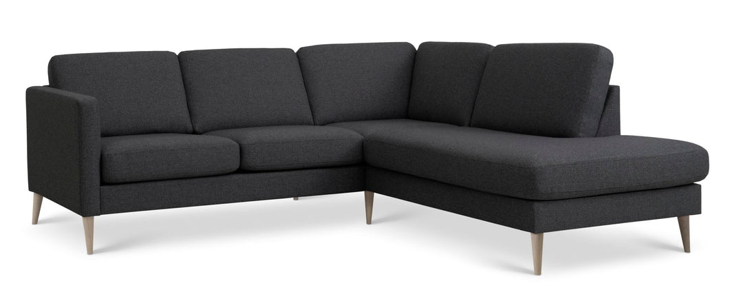 Ask sæt 53 lille OE sofa m. højre chaiselong antracitgrå polyester stof og natur træ