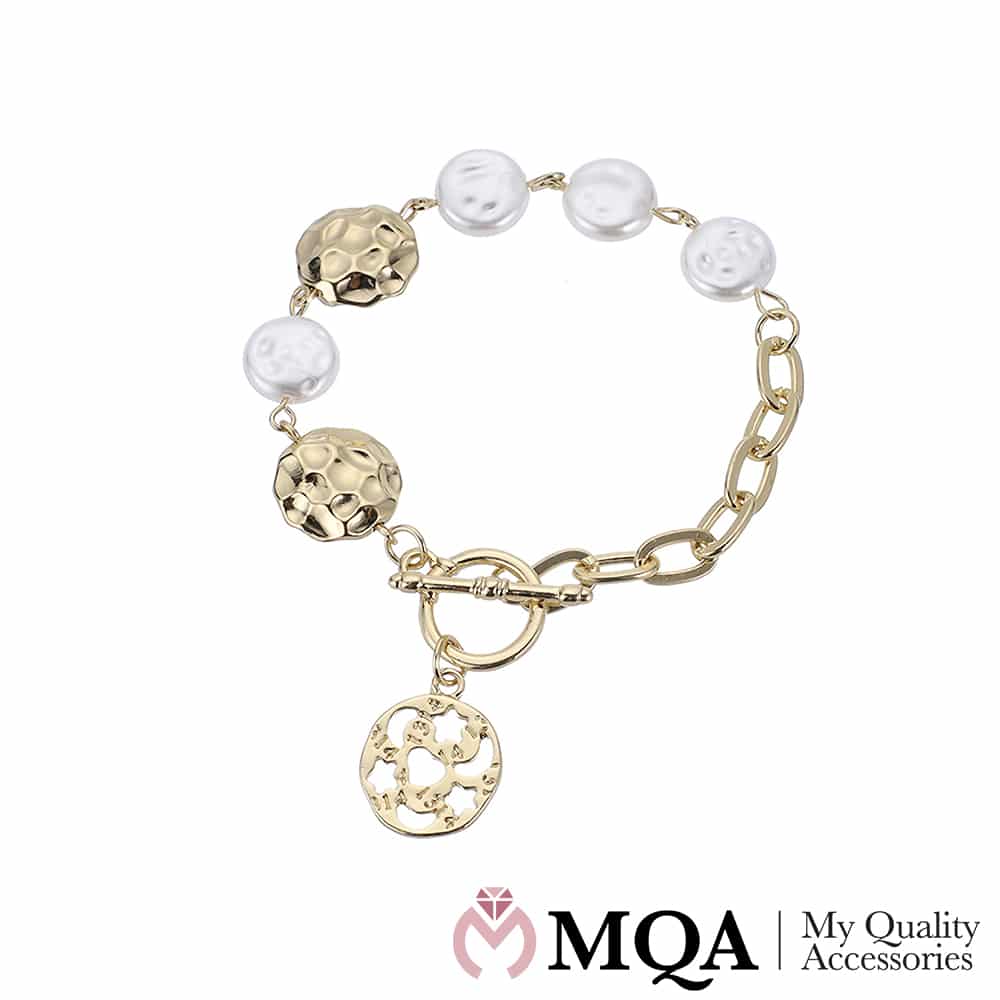 Produktbillede af Køb Armbånd guldfarvet med perler skiver og flot vedhæng på tilbud