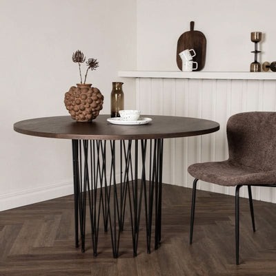 tilbud på Cerca spisebord i mocca egefiner, 120 cm. Billigt udsalg! Hurtig levering, 1-2 hverdage. Varenummer: 3NDC-5438. På lager.