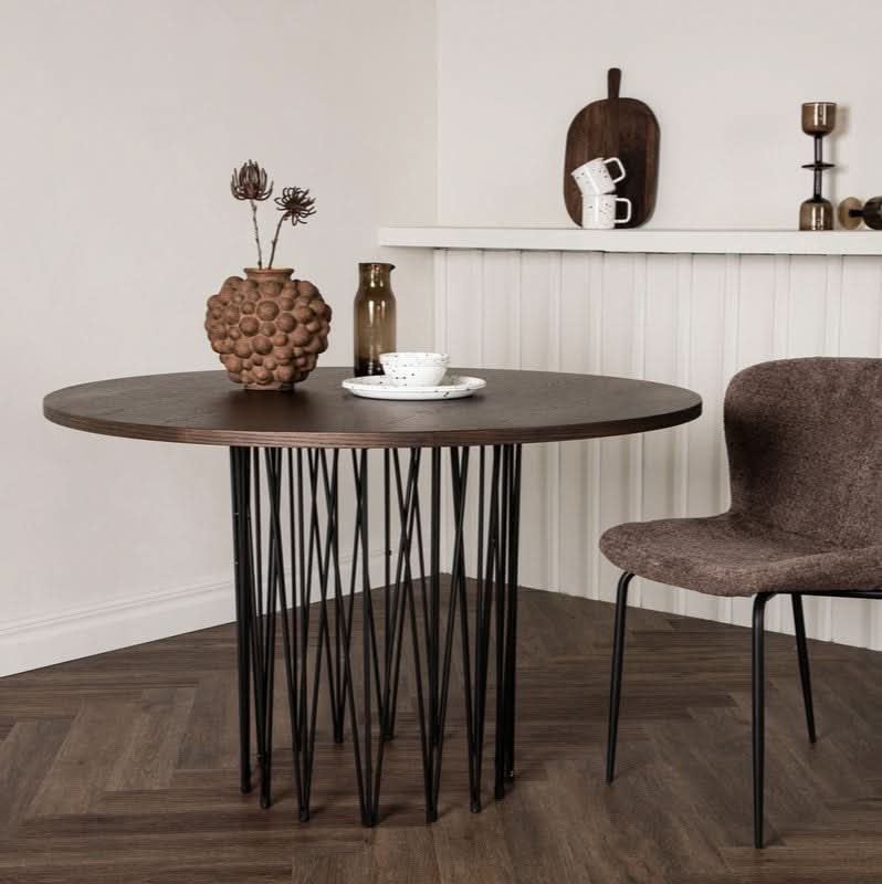 tilbud på Cerca spisebord i mocca egefiner, 120 cm. Billigt udsalg! Hurtig levering, 1-2 hverdage. Varenummer: 3NDC-5438. På lager.