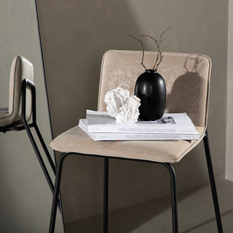 Produktbillede af Bugg 2 Barstole i metal og sæde i beige microfiber på tilbud i høj kvalitet
