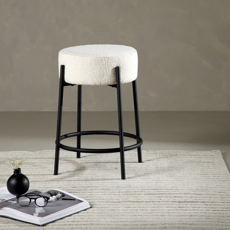 Produktbillede af Lerwick- Barstol i metal og hvid boucle højde 60 cm. på tilbud i høj kvalitet