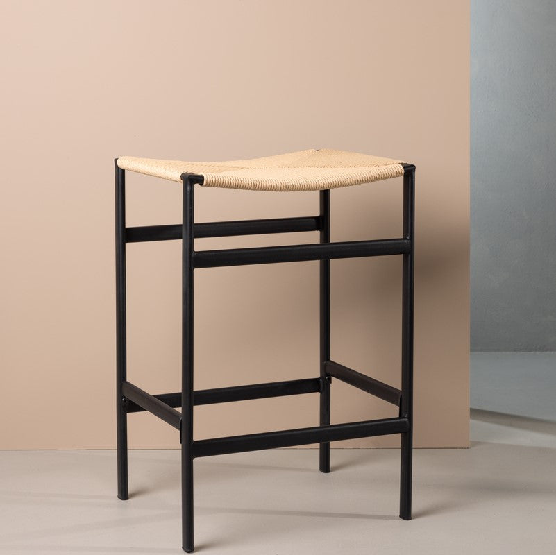 Produktbillede af Shape 2 Barstole i natur flettet rattan og metal på tilbud i høj kvalitet
