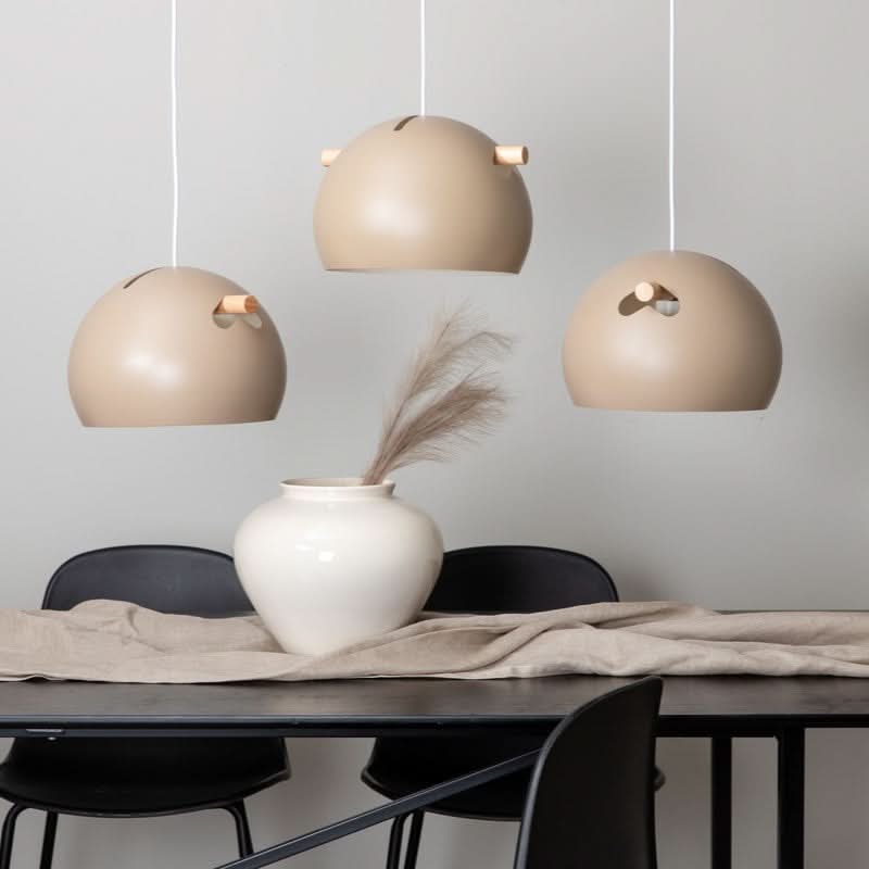 tilbud på Ustinov loftlampe i beige metal med tre kupler! Billigt udsalg på 3-nordic. Hurtig levering, 1-2 hverdage. Spar op til 66%.