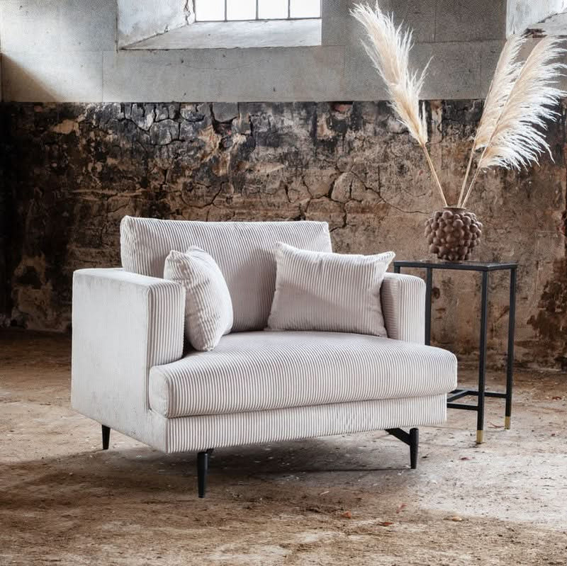 Warden lænestol i beige polyester fløjl til billige priser! Udsalg og tilbud online. Hurtig levering, 1-2 hverdage. Spar op til 63%.