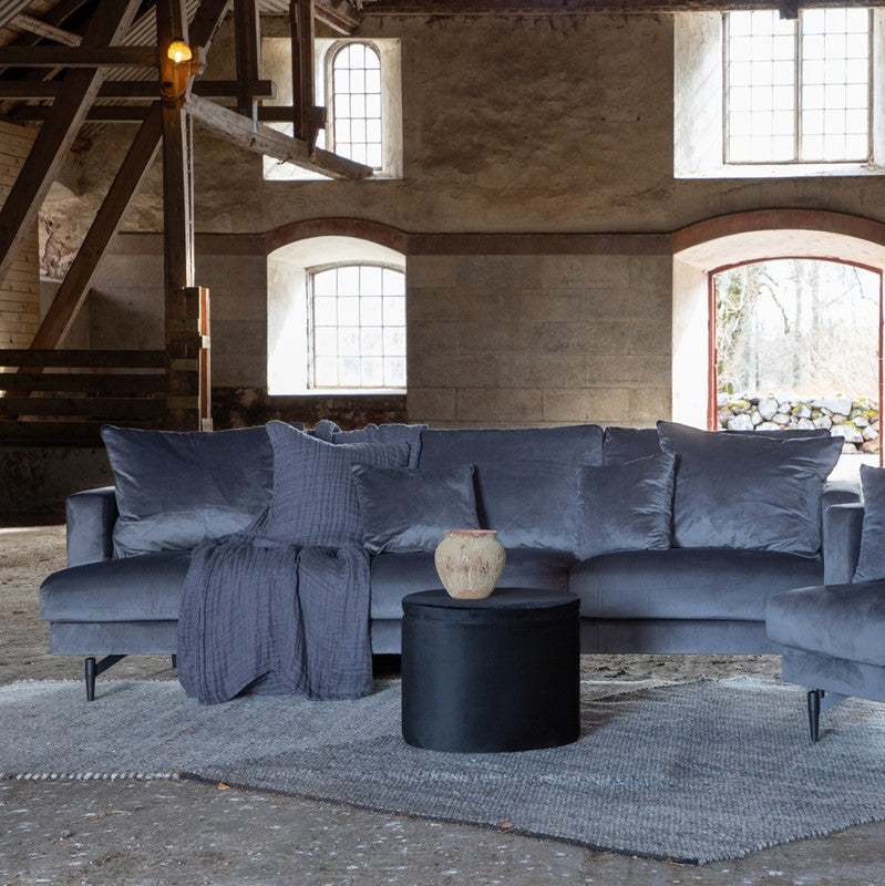 Produktbillede af Warden Sofa 3-personers i mørkegrå polyester fløjl på tilbud i høj kvalitet
