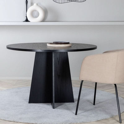 tilbud på Barney spisebord i sort egefiner, diameter 110 cm. Billigt udsalg! Hurtig levering: 1-2 hverdage. Varenummer: 3NDC-5399. Spar op til 56%.