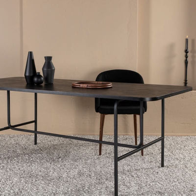 billigt tilbud på Snell spisebord i sort egefiner. Rektangulær 90 x 200 cm. Udsalg på 3-nordic. Hurtig levering, billig fragt. Varenummer: 3NDC-5449. Spar op til 67%.