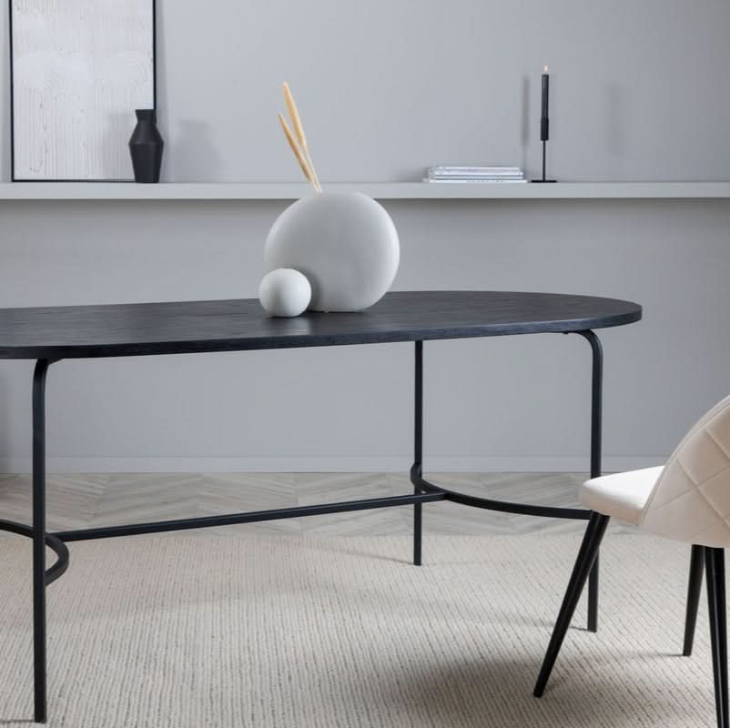 tilbud på Curvos spisebord i sort egefiner, oval 90 x 200 cm. Billigt udsalg! Hurtig levering: 1-2 hverdage. Varenummer: 3NDC-5447. Spar op til 65%.