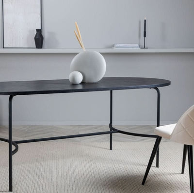 tilbud på Curvos spisebord i sort egefiner, oval 90 x 200 cm. Billigt udsalg! Hurtig levering: 1-2 hverdage. Varenummer: 3NDC-5447. Spar op til 65%.