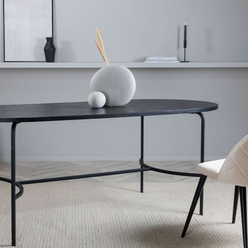 tilbud på Curvos spisebord i sort egefiner, oval 90 x 200 cm. Billigt udsalg! Hurtig levering: 1-2 hverdage. Varenummer: 3NDC-5447. Spar op til 65%.