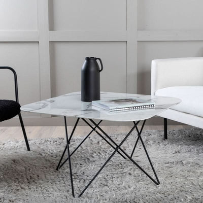 tilbud på Tubas sofabord i hvid marmor glas og sort metal, 80 x 80 cm. Billigt udsalg! Hurtig levering: 1-2 hverdage. Varenummer: 3NDC-5481.