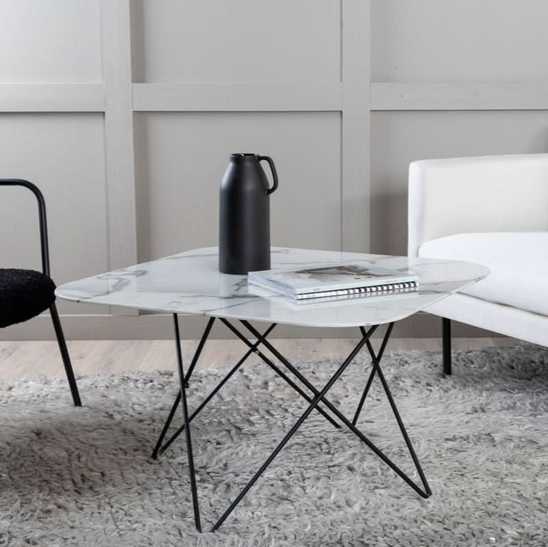tilbud på Tubas sofabord i hvid marmor glas og sort metal, 80 x 80 cm. Billigt udsalg! Hurtig levering: 1-2 hverdage. Varenummer: 3NDC-5481.