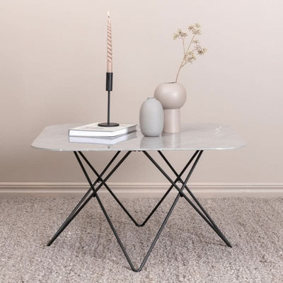 tilbud på Tubas sofabord i grå marmor glas og sort metal, 80 x 80 cm. Billigt udsalg! Hurtig levering: 1-2 hverdage. Varenummer: 3NDC-5480.