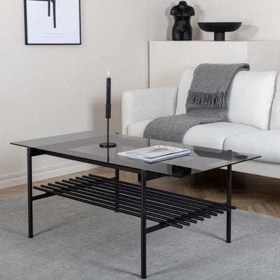 tilbud på Bodia sofabord i røgfarvet glas og sort metal, 60 x 120 cm. Billigt udsalg! Hurtig levering: 1-2 hverdage. Varenummer: 3NDC-5490.