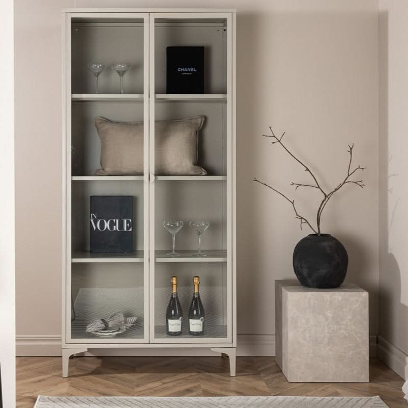 billigt tilbud på Wells Vitrineskab i beige metal, 90 x 190 cm. Udsalg på 3-nordic. Hurtig levering, billig fragt. Varenummer: 3NDC-5561. Spar op til 52%.