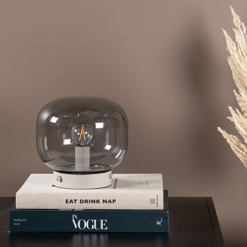 Produktbillede af Kosta Bordlampe med røgfarvet glas kuppel hvid fod på tilbud i høj kvalitet