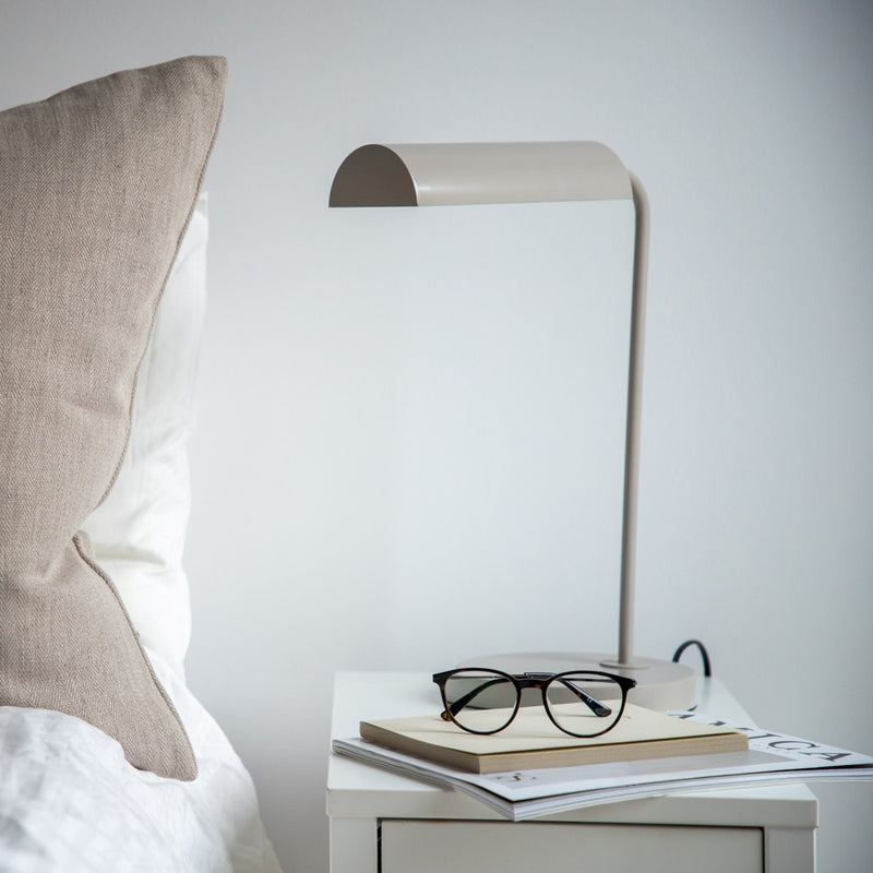 Produktbillede af Conner Bordlampe i beige metal på tilbud i høj kvalitet
