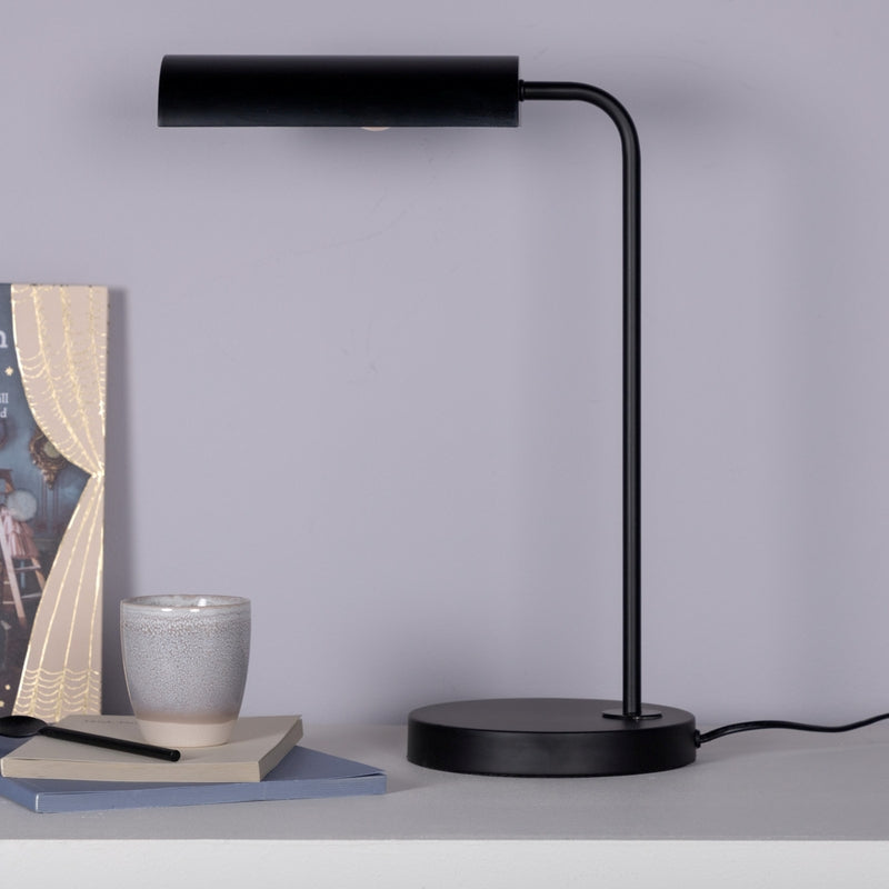 Produktbillede af Conner Bordlampe i sort metal på tilbud i høj kvalitet