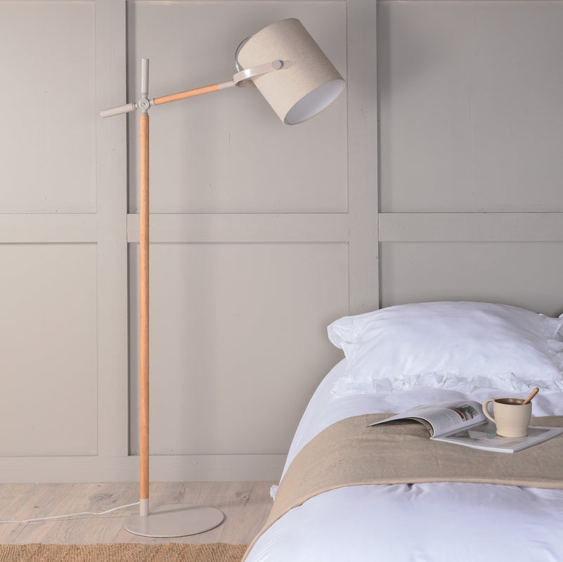 Produktbillede af Crown Gulvlampe med stofskærm og stel i gråt metal på tilbud i høj kvalitet