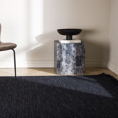 billigt tilbud på Ginger-tæppe i sort uld, 250 x 350 cm. Udsalg på Boligtilbehør > Tæpper. Spar op til 66%. Hurtig levering: 1-2 hverdage.