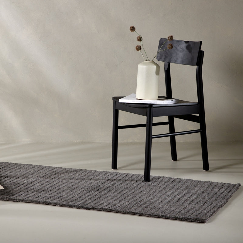 Produktbillede af Popolo Entre tæppe i mørkegrå uld 72 x 200 cm. på tilbud i høj kvalitet